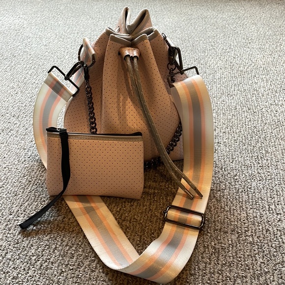 Haute shore Zoe shell bucket bag - Picture 8 of 10